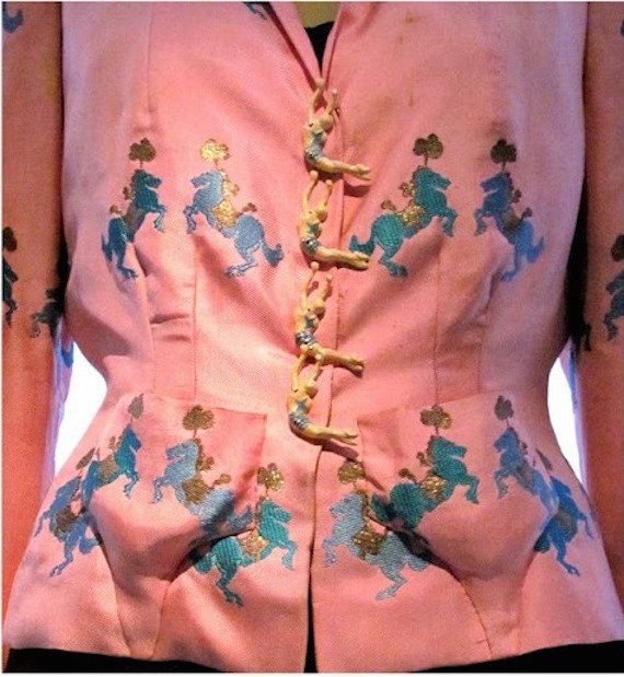 Trapeze buttons on a 1938 Schiaparelli jacket. Trapeze buttons on a 1938 Schiaparelli jacket.