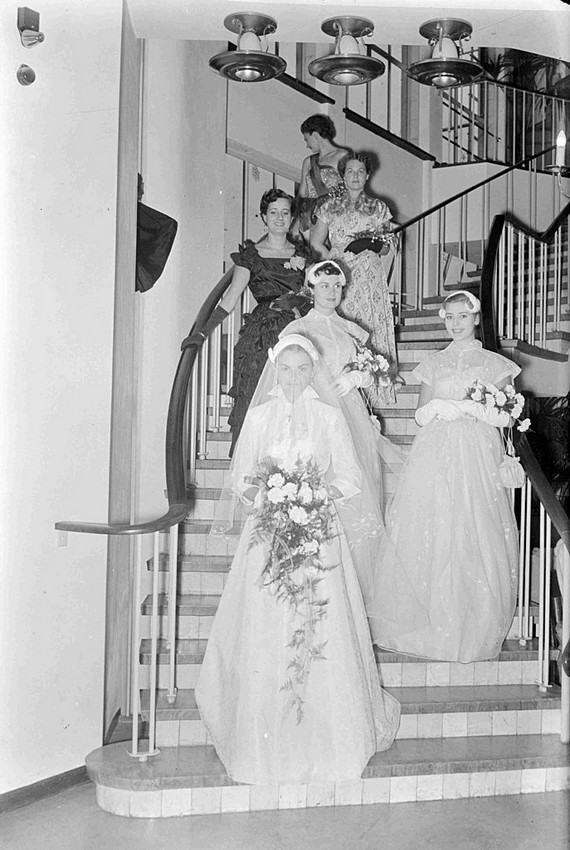 Models show white wedding dresses at fashion show in the Fashion Store of Gebroeders Voss, 1953