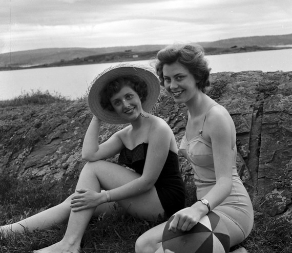 Models in bathing suits, photographed for Billedbladet NÅ, 1954 .Photographer Billedbladet NÅ Kopke-Lyn