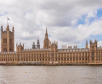 Palace of Westminster, Big Ben, and Westminster Bridge as seen from the south bank of the River Thames. Image via Wikipedia, copyright free.