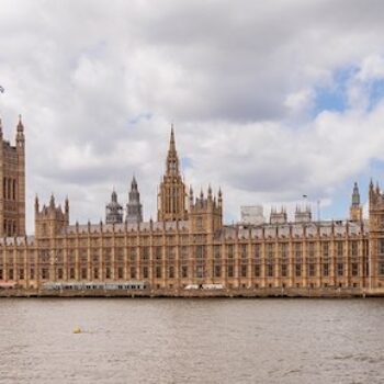 Palace of Westminster, Big Ben, and Westminster Bridge as seen from the south bank of the River Thames. Image via Wikipedia, copyright free.